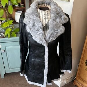 Elegant Black Leather Jacket with Gray Faux Fur Trim